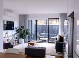 Luxe Altona Haven - Executive 3BR Family Townhouse