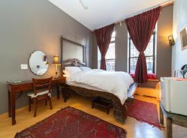2 bedrooms with one private bathroom in lovely home，位于纽约的酒店