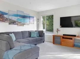 Red Beach Hideaway with BBQ and Air-con