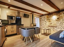 Jolie maison deux chambres et canapé-lit #au cœur du village#，位于Sainte-Eulalie-dʼOlt的酒店