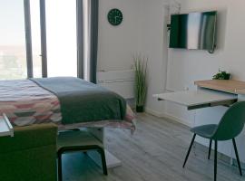 New CP High floor luxury studio with runway and sea view，位于直布罗陀的酒店