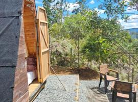 Glamping DESEO con Jacuzzi, Wifi, fogata y vistas de Medellín，位于圣埃伦娜的酒店