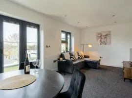 Modern 2-Bed Apartment with Balcony, Close To Oxford City Centre With Free Parking