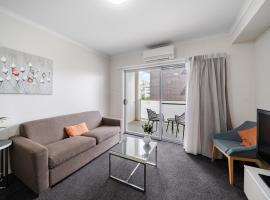 Lakeside 1-Bed with AC, Parking & Balcony，位于Tuggeranong的酒店