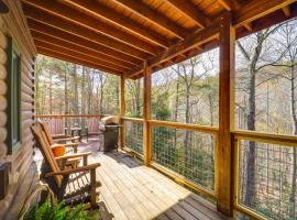 Cabin on 22 Acres with Patio - 3 Mi to Blowing Rock!，位于勒诺的酒店