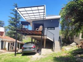 Casa en las sierras de Córdoba con Deck , Parrilla y estacionamiento，位于Cavalango的酒店