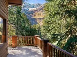 Beartooth Lodge with Hot Tub and Stuart Falls Views