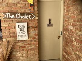 The Chalet Bed and Breakfast-peace and quiet in the country 12 minutes from City，位于但尼丁的木屋