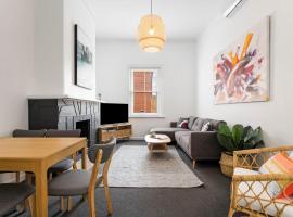 Salty Pines - 3BR House Glenelg South，位于格莱内尔格的酒店