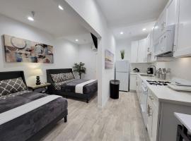 Modern Studio apartment right next to MrC hotel 5 minutes to Rodeo Drive，位于洛杉矶的酒店