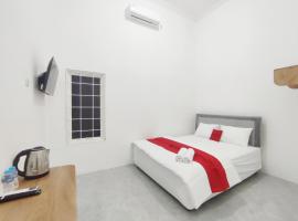 RedDoorz at Arya Yudini Tugu Kartasura，位于Kartosuro的酒店