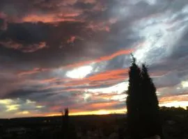 Châteauneuf du Pape - Chez Marie - Suite en duplex - idéale pour 4 adultes - 2 enfants - terrasse - vue panoramique - Jacuzzi en option