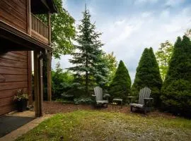 Cabin with amazing long-range mountain views, hot tub, fire pit, EV connection