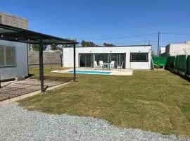 Casa quinta sustentable con asador, jardín y piscina