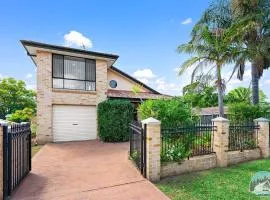 Comfort and Style 2-Bed Townhouse in Ingleburn
