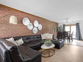 Renovated Brownsburg Retreat - 30mins from Indy，位于布朗斯堡的酒店