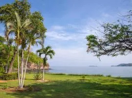 Newly Remodeled Ground-Floor Unit in Flamingo in Front of Beach