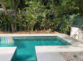 Casa Cemalu 3 bedroom w pool walk to beach，位于Talamanca的酒店