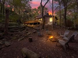 Nature's Paradise with Hot Tub and Fire Pit，位于莱克哈莫尼的酒店