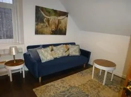 Quiet Street's Flat with free Parking near Town Centre