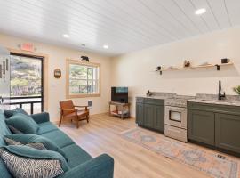 Squam waterfront 2 bed 2 bath (Suite 9)，位于霍尔德内斯的酒店