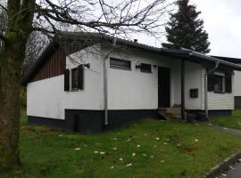 Gemütlicher Ferienbungalow in Usseln bei Willingen, kostenloses WLAN，位于维林根的酒店