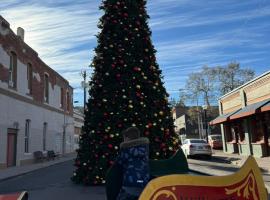 Cozy Cabin in the Pines! Close to the Polar Express, Grand Canyon & Bearizona，位于威廉姆斯的酒店