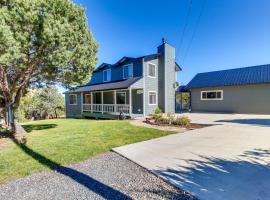 Eagar Vacation Rental Home with Spacious Deck!，位于Springerville的酒店