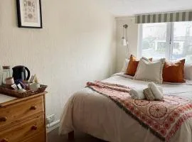 Cosy rooms in central Falmouth townhouse