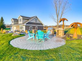 Lakefront Gem Grills and Fire Pit in Dent，位于Dent的酒店