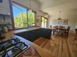 RoseIris Cottage - City Charm in Central West Hobart