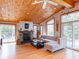 Cozy cottage on a private beach -Georgian Bay，位于Tiny的酒店