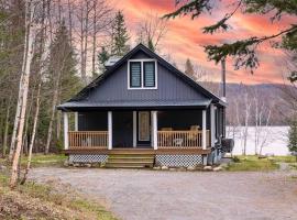 Ultimate Lakeview Retreat - Hot Tub, Paddle & Play，位于班克罗夫特的酒店