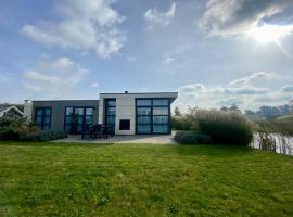 Marina Strandbad Chalet IJssel Oase mit Zaun Haus Nr 77，位于Olburgen的酒店