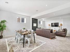 Bright & Cozy 2-Bedroom Basement Suite，位于Chestermere的酒店