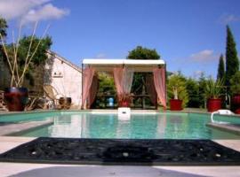 Hotel Gay L'HotentYque Guesthouse Loire Valley，位于曼瑟河畔克里塞的酒店