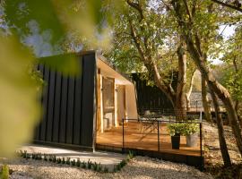 Blisku do Gradot - Riverfront Luxury Cabins