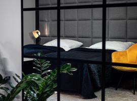 Hotel Absolwent，位于戈斯滕的酒店