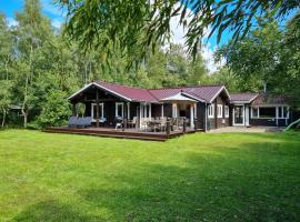 Large Child-Friendly Holiday Home North Sealand，位于弗雷德里克斯伐克的酒店