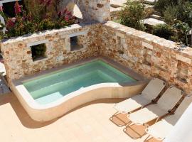 Seaside Home with Hot Tub, Vineyard, Shared Pool and View，位于帕罗斯岛的酒店