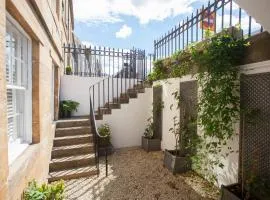 Charming Sandstone-Basement Apartment in West End