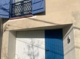 "L'Echapée Belle" Maison de village climatisée de 45m2 à proximité de Carcassonne,1 chbre à l'étage vue panoramique sur les pyrénées, cuisine équipée,1Salon,1 sdb, Wifi, Parking gratuit, Netflix,Canal sat, Fauteuil massant