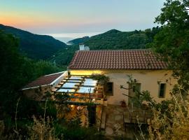 Olive Mill Cottage，位于斯科派洛斯的带按摩浴缸的酒店