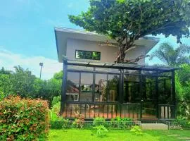 Entire Loft House Patio & Garden, Belle's Homestay