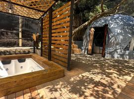 Omghat Glamping - Domo Sarasvasti，位于El Peñol的酒店