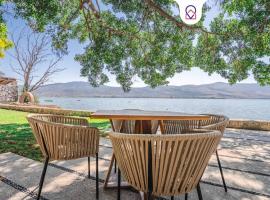 Bungalo with pool and lake view in Cajititlan，位于Cajititlán的酒店