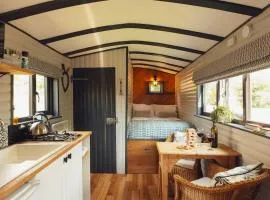 Lomu - Cosy Coastal Shepherd's Hut with Log-Burner and WiFi