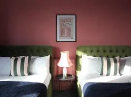 Stylish Digbeth Apartment, Sleeps 12 Opposite Birmingham Coach Station, perfect for large groups contractors