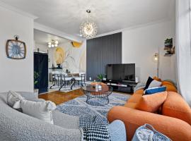 Large Luxury Home with Game room & Backyard near NYC with parking，位于泽西市的酒店