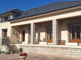 La Villa des Sources，位于朗戈涅的带停车场的酒店